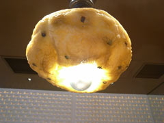 「Heart Bread ANTIQUE 銀座店」の電灯の傘もチョコリング