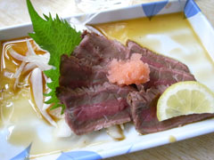「登運とん」の牛肉タタキポン酢（500円）