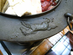鍋の馬の姿の浮き彫り