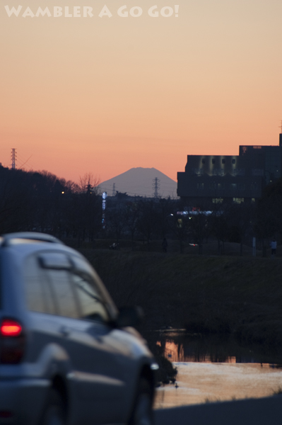 夕暮れの中の富士山