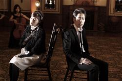 実に３３歳差の初共演を果たした松浦亜弥と稲垣潤一（右）。松浦は淑女風ドレスで出演した