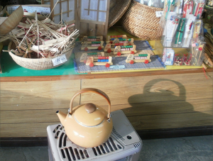 ストーブと竹製の玩具