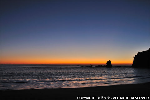 日の出間近の波立海岸