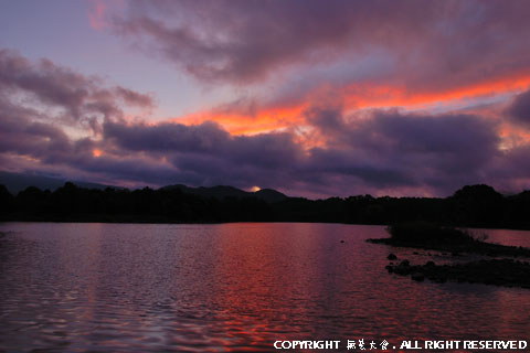 夜明け間近の小野川湖