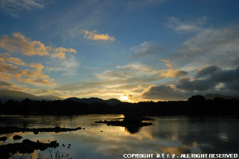 日の出間際の小野川湖