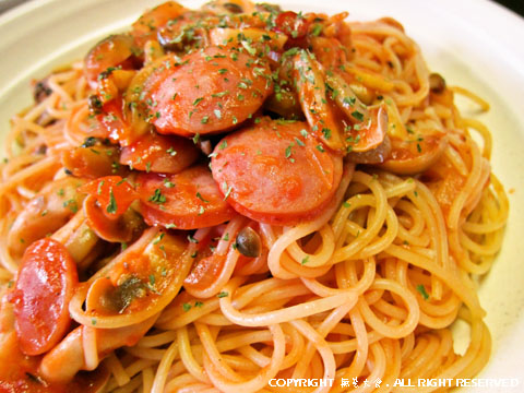 無芸作　極太フランクとシメジのちょい辛トマトソースのスパゲッティーニ