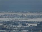 雪が積もった岩沼市をグリーンピア岩沼の展望台から見る