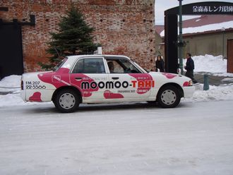 ピンクのモーモータクシー
