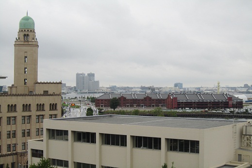 県庁屋上から見たクイーンと赤レンガ倉庫