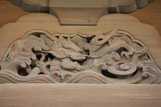 仏殿の竜の彫刻