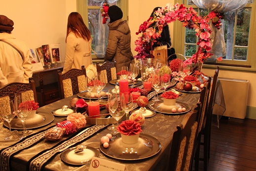 花で飾られたクリスマス食卓