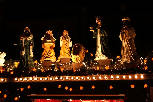 ヒュッテのクリスマス像