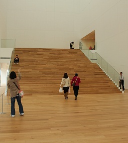 ３階への階段