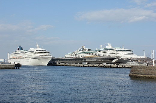 大桟橋の２隻の豪華客船