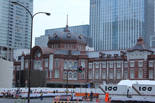 ＪＲ東京駅舎の復元完成(左側）