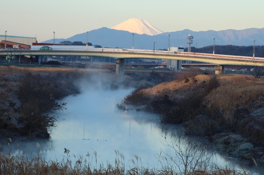 鶴見川の川霧と富士山１