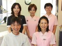 平井歯科クリニックスタッフ(前列左端が院長)