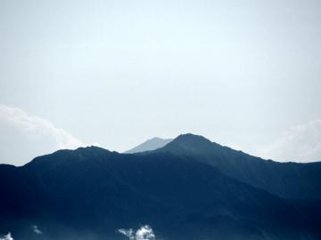 20111009_長野県松本市_乗鞍岳 剣ヶ峰頂上から北岳と富士山02rs