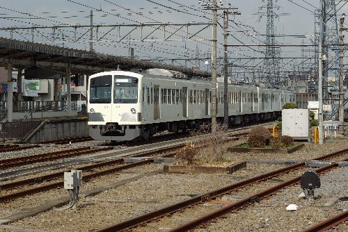 白糸台駅の白い電車