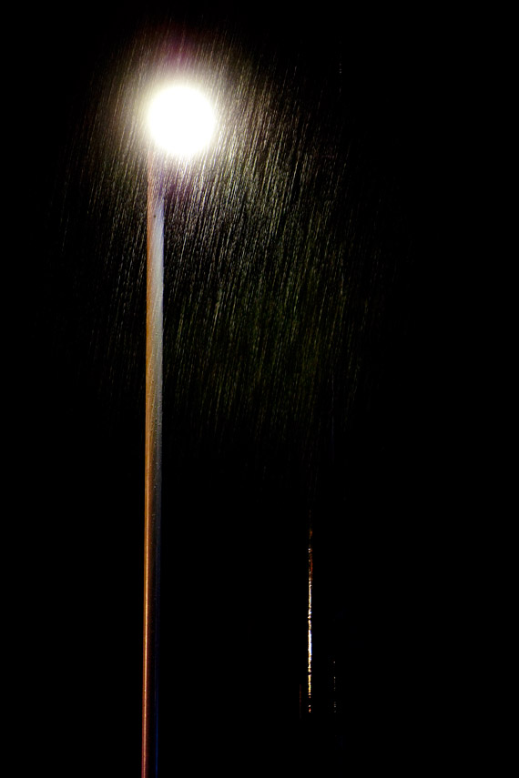 雨と街灯