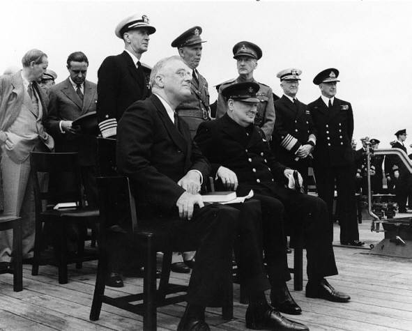 1941年8月、英戦艦「プリンスオブウェールズ」上にて大西洋会談中のルーズベルト米大統領とチャーチル英首相