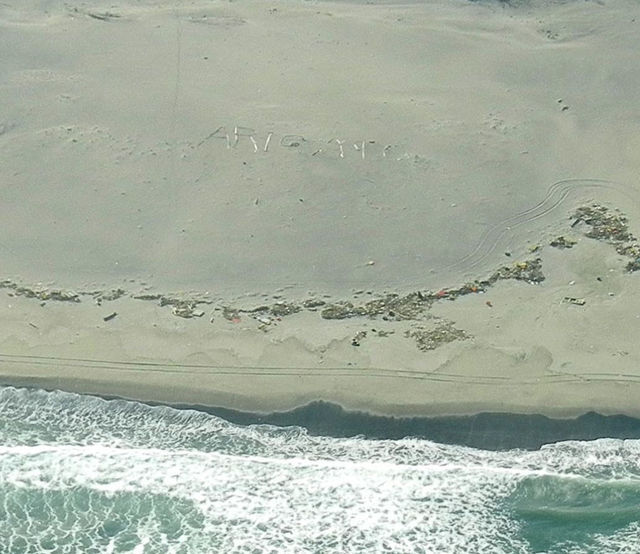砂浜に書かれた「ARIGATO」　（米軍機から撮影）