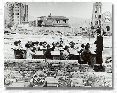 1946年（昭和21年）4月、広島の幟(のぼり)町国民学校の青空教室。