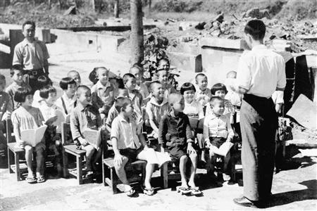 1945年（昭和20年）9月25日、戦後の青空教室。