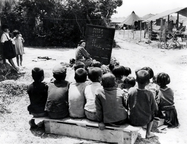 戦後、沖縄の青空教室