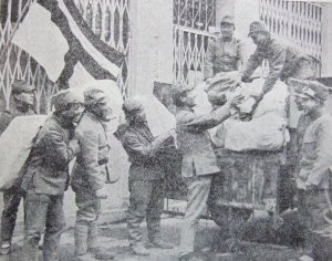 野戦局にて笑顔で慰問袋を受け取る日本兵たち