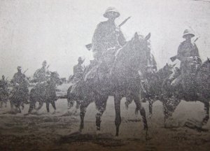 膝を没する泥濘を猛進する騎兵部隊