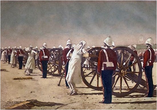 イギリスは捕虜となったセポイの反乱軍兵士を大砲の砲口に縛り付け、木製の砲弾を発射して体を四散させる処刑をおこなった。