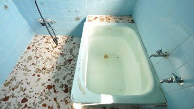 古い浴槽と床
