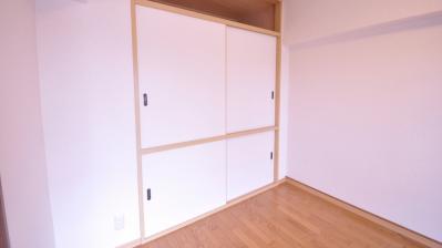 リフォーム後の居間からの押入れ