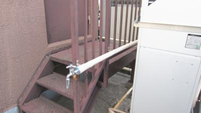 屋上ボイラー脇の蛇口への配管