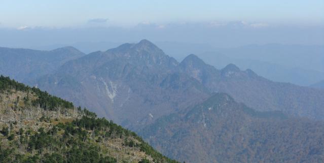 画像：山上ヶ岳～大普賢岳～行者還岳の稜線をアップで
