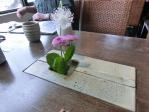 テーブルには生け花