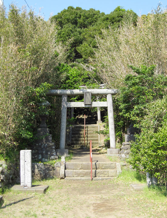漁港の側に有る神社