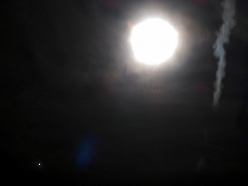 月とオリオンと飛行機雲